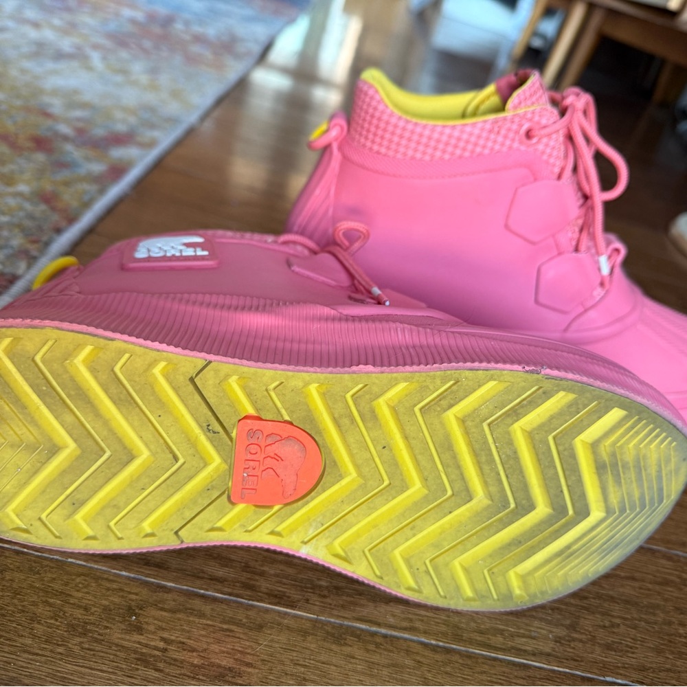 Sorrel Women's rain boots, pink and yellow, size 9 - Picture 6 of 7